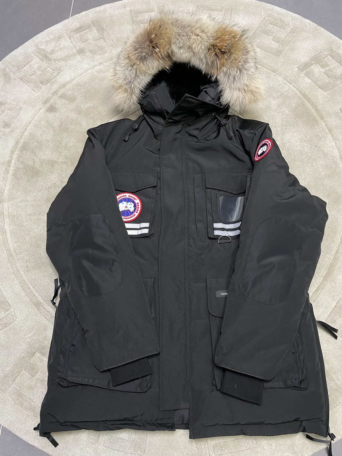 P1100 CANADA GOOES 🇨🇦ⒿⓅⓈManufacturing 10 models of snow curse men and women couples. Factory direct supply: supplying global purchasing agents, micro-business, entities, Tmall, high-end stalls and studio cooperation, free shipping! There are 10 types of Canada Goose Snow Mantra parkas for men and women, the Rolls-Royce of down jackets. ➖ Industry-leading anti-counterfeiting chip sensing. ➖ Imported Behringer embroidery machines and customized embroidery labels, the highest level and industry leading. ➖ Imported Korean 21-count polyester-cotton blended original fabric, TC85 waterproof coated fabric, water-repellent, windproof and wear-resistant. ➖ The new national standard 90 white duck down has an average down filling of 300 grams. The amount of down filling is industry-leading. ➖ 100% nylon lining with double double-layer sealing design to prevent velvet running, and seamless thread design on the cuffs! ➖ Yoshida YKK provides original factory-customized electroplated sliders. YKK two-way lockable zippers are tight and smooth and do not peel off paint. ➖ 3M composite Velcro is durable and the accessories and hardware are all custom-made. Note: Our copywriting is only simple and clear. Instead of bragging about the copywriting, it is better to compare and understand with samples. Only for the purest goose, the most dedicated, the most professional, the highest quality, the highest cost performance! SIZE:XS-XXL [with size chart]
